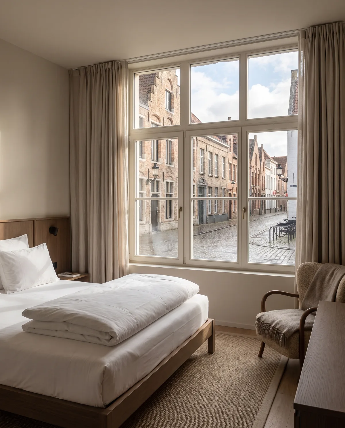Chambre d'hôtel lumineuse, prête à rouvrir le jour même